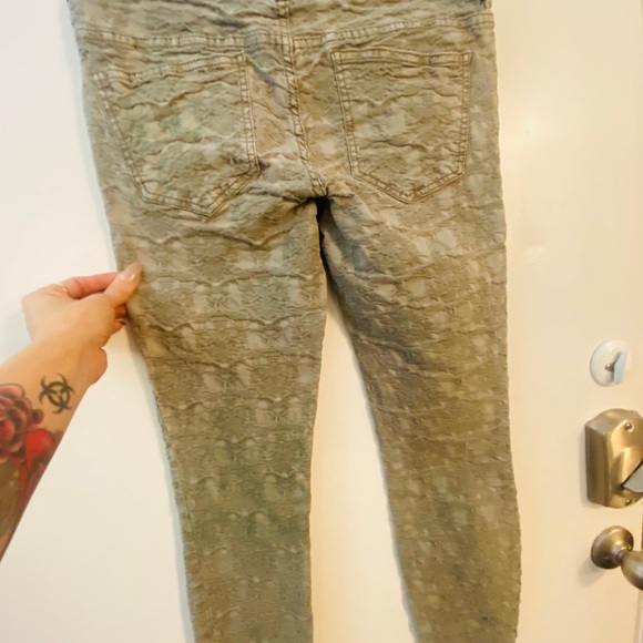 FREE PEOPLE TEXTURED JEANS!! Sz 28 - Picture 3 of 4